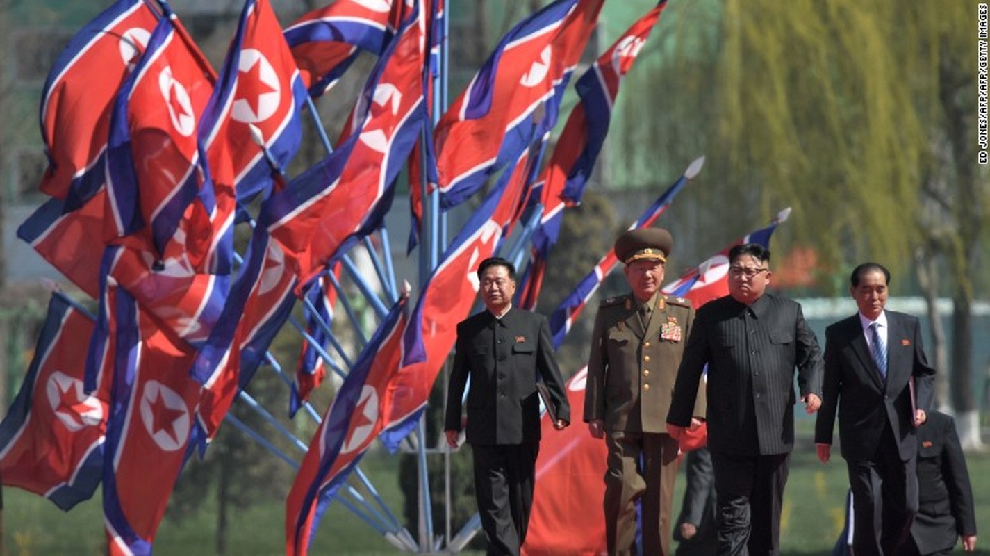 Anh: Ong Kim Jong-un cuoi tuoi trong le khanh thanh khu pho moi